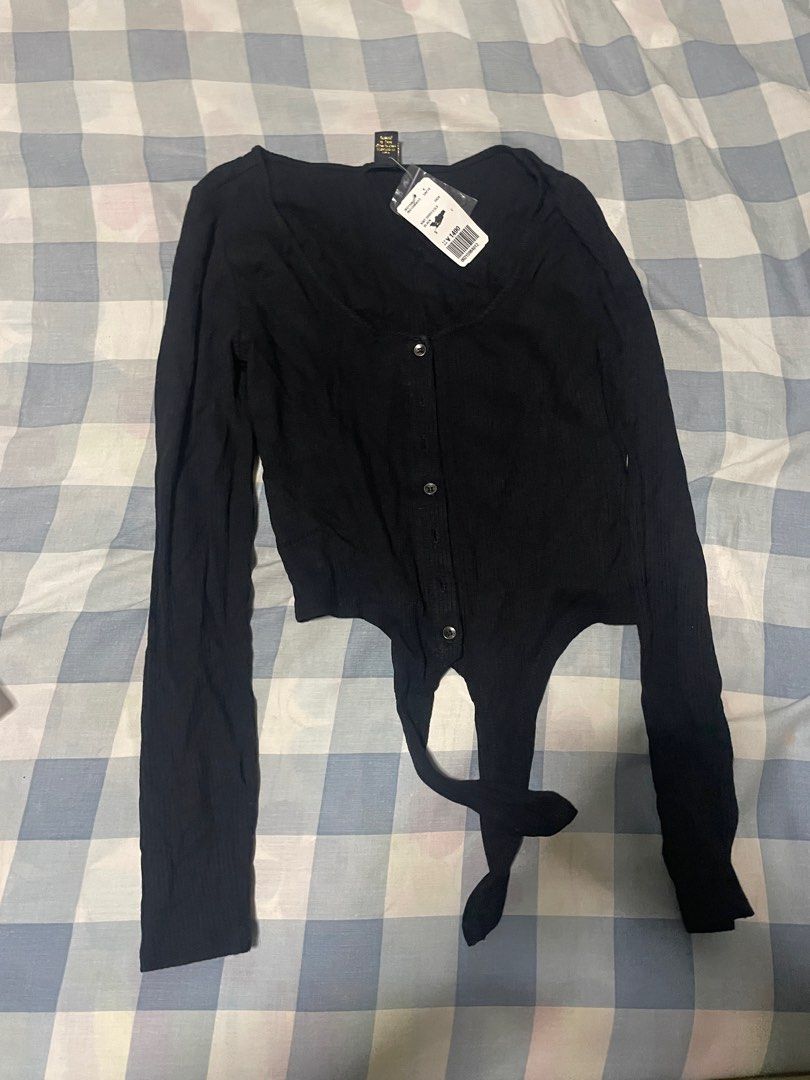 Forever 21 Black Long Sleeves Front Tie Top (Category: Longsleeves) located in Quezon City. Submitted by domcu (Listing ID 1341176280, Image 1). Description: still w tag i am now a medium to large girlie.