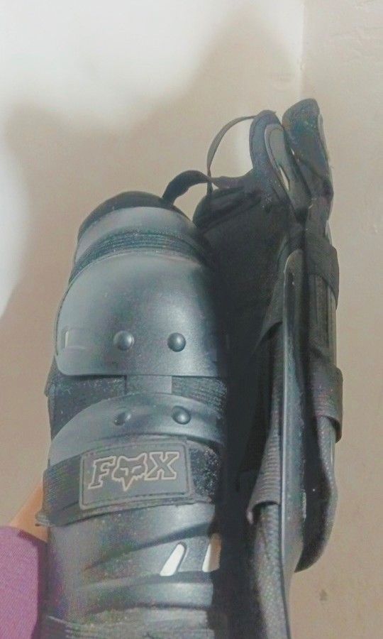 Fox knee guard elbow guard (Category: Other Sports Equipment and Supplies) located in Caloocan City. Submitted by beatfinds (Listing ID 1341177889, Image 1). Description: arm guards and knee guards brand: FOX 330.