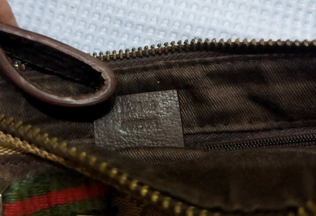 Gucci wristlet clutch (Category: Luxury Bags & Wallets) located in La Paz. Submitted by carou89146 (Listing ID 1341181612, Image 3). Description: Note that this is self authenticated. I bought this in second hand Store Japan Surplus as is, with all the flaws. Well used. From 2500 to 1800 nalang Please check photos. Last 4 photos for flaws. It's not gasgas it's a leather transfer I tried to remove but not able to remove it all, malfunction zipper 