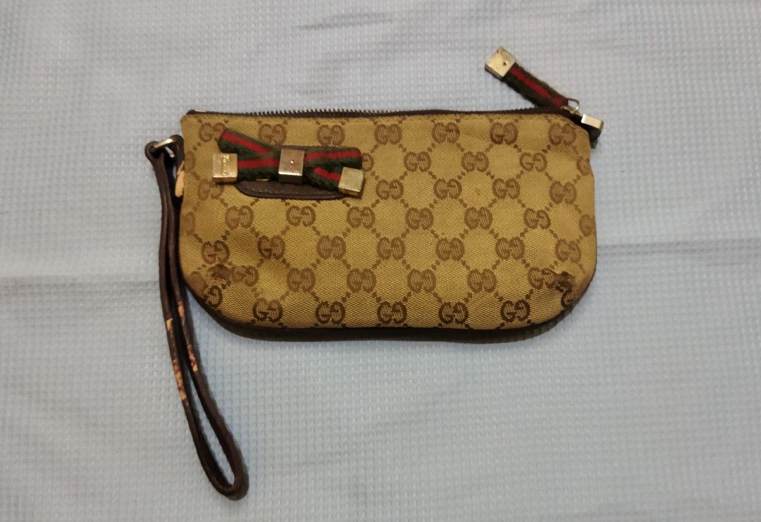 Gucci wristlet clutch (Category: Luxury Bags & Wallets) located in La Paz. Submitted by carou89146 (Listing ID 1341181612, Image 1). Description: Note that this is self authenticated. I bought this in second hand Store Japan Surplus as is, with all the flaws. Well used. From 2500 to 1800 nalang Please check photos. Last 4 photos for flaws. It's not gasgas it's a leather transfer I tried to remove but not able to remove it all, malfunction zipper 