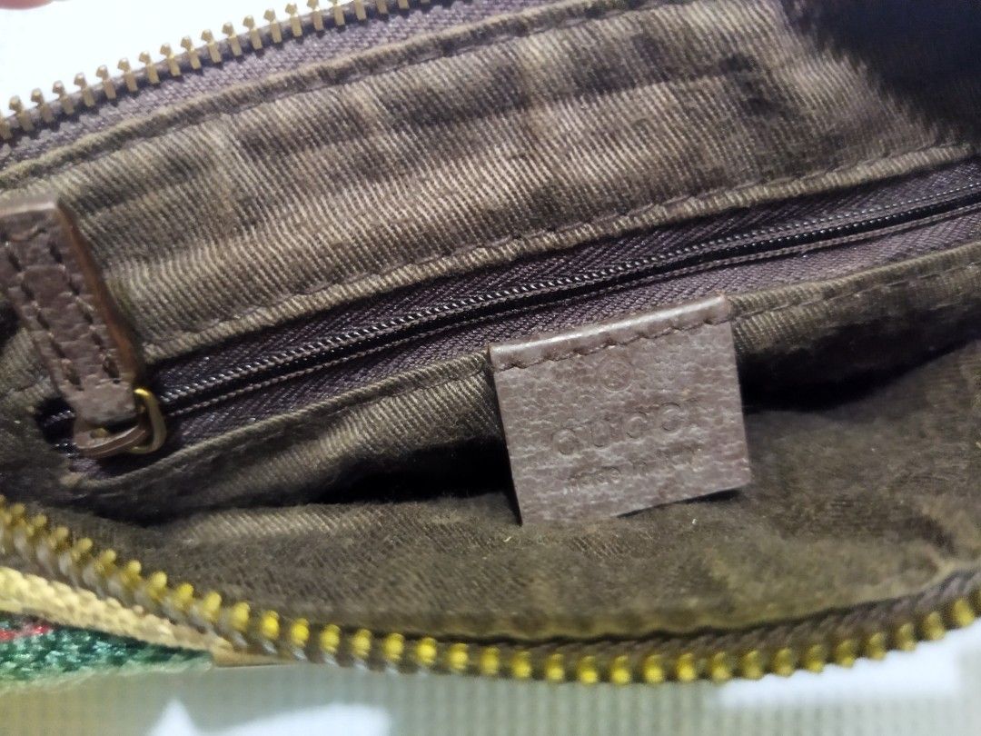Gucci wristlet clutch (Category: Luxury Bags & Wallets) located in La Paz. Submitted by carou89146 (Listing ID 1341181612, Image 2). Description: Note that this is self authenticated. I bought this in second hand Store Japan Surplus as is, with all the flaws. Well used. From 2500 to 1800 nalang Please check photos. Last 4 photos for flaws. It's not gasgas it's a leather transfer I tried to remove but not able to remove it all, malfunction zipper 