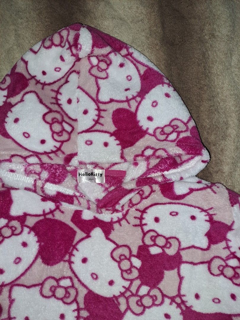 Hello Kitty AOP Fur Hoodie 😻 (Category: Coats, Jackets and Outerwear) located in Cabanatuan. Submitted by jaipscl (Listing ID 1341113953, Image 3). Description: Fur Large on tag Made in Japan L : 22 W: 20.