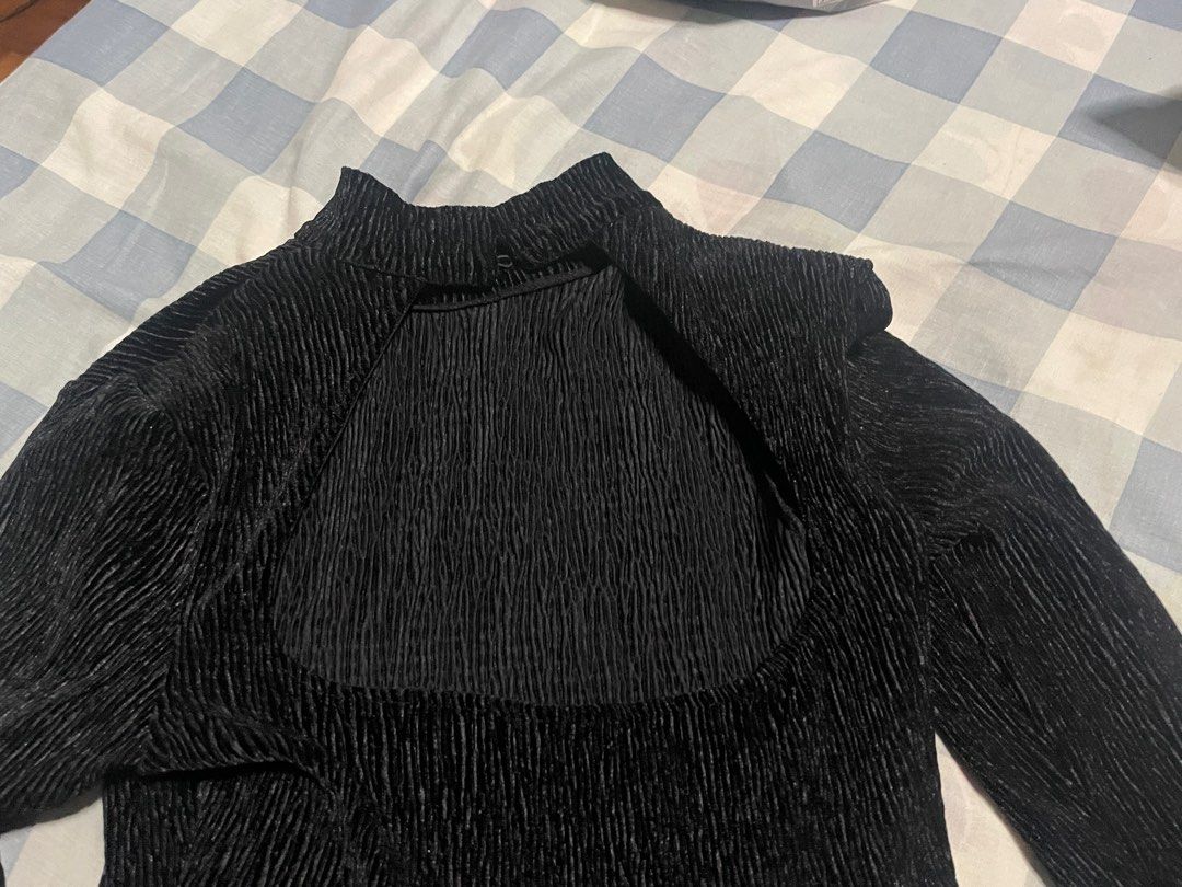 H&M Divided Black Long Sleeves Crop Top - open back (Category: Longsleeves) located in Quezon City. Submitted by domcu (Listing ID 1341175552, Image 1). Description: Too small for me now .