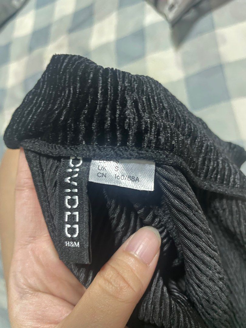 H&M Divided Black Long Sleeves Crop Top - open back (Category: Longsleeves) located in Quezon City. Submitted by domcu (Listing ID 1341175552, Image 3). Description: Too small for me now .