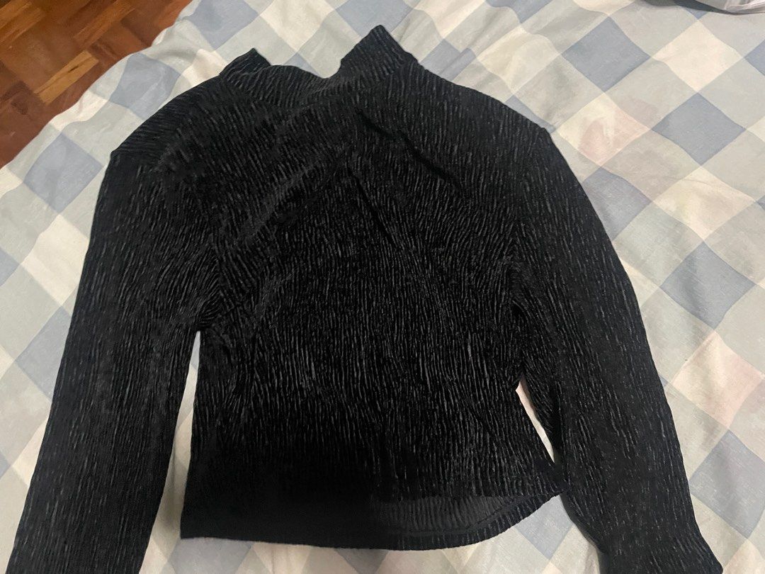 H&M Divided Black Long Sleeves Crop Top - open back (Category: Longsleeves) located in Quezon City. Submitted by domcu (Listing ID 1341175552, Image 2). Description: Too small for me now .