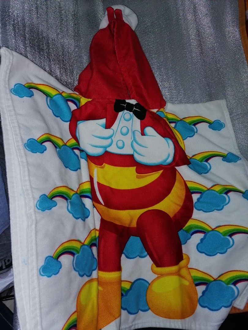 Hooded Jollibee towel (Category: Changing Mats & Accessories) located in Quezon City. Submitted by shopaholics.31 (Listing ID 1341117748, Image 2). Description: Brandnew.