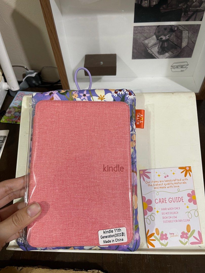 Kindle basic pouch (Category: E-Readers) located in Manila. Submitted by dough_not (Listing ID 1341081628, Image 3). Description: Kindle basic pouch so cute and brand new rfs: not buying a kindle basic anymore.