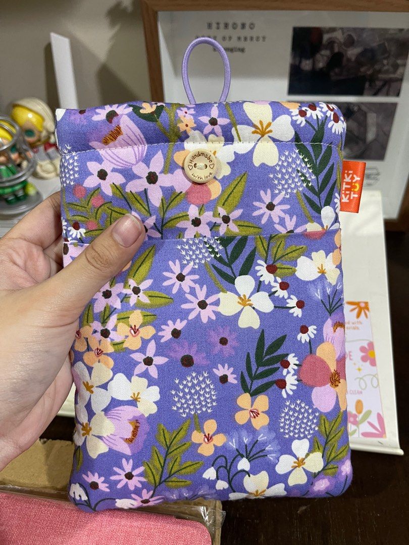 Kindle basic pouch (Category: E-Readers) located in Manila. Submitted by dough_not (Listing ID 1341081628, Image 2). Description: Kindle basic pouch so cute and brand new rfs: not buying a kindle basic anymore.