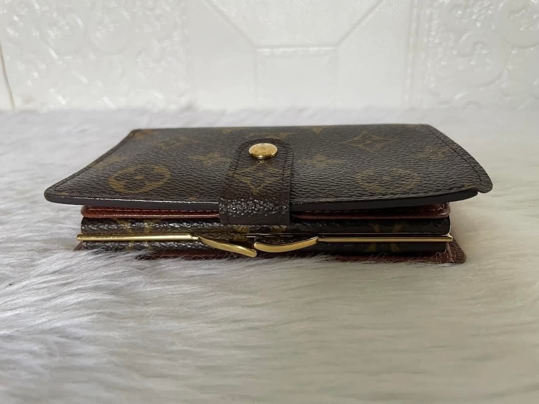 Louis Vuitton French Purse Wallet (Category: Luxury Bags & Wallets) located in Silang. Submitted by thehouseofrubyph (Listing ID 1341107014, Image 3). Description: L🔸O🔸U🔸I🔸S V🔸U🔸I🔸T🔸T🔸O🔸N MONOGRAM FRENCH PURSE WALLET Lenght: 5.25 in Width :1 in Height. :3.75 in In excellent condition Inclusion: box Get this for only Php12,000.00.