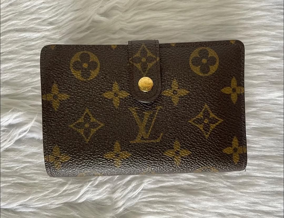 Louis Vuitton French Purse Wallet (Category: Luxury Bags & Wallets) located in Silang. Submitted by thehouseofrubyph (Listing ID 1341107014, Image 2). Description: L🔸O🔸U🔸I🔸S V🔸U🔸I🔸T🔸T🔸O🔸N MONOGRAM FRENCH PURSE WALLET Lenght: 5.25 in Width :1 in Height. :3.75 in In excellent condition Inclusion: box Get this for only Php12,000.00.