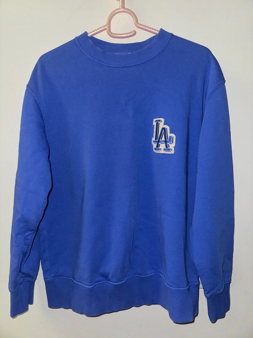 MLB pullover (Category: Coats, Jackets and Outerwear) located in Singapore. Submitted by coolsumikkos (Listing ID 1341202821, Image 1). Description: like new pullover!!! original price: $218 🥹🥹🥹 selling bcos house no space to put more pullovers 🥲 not a mlb fan either.