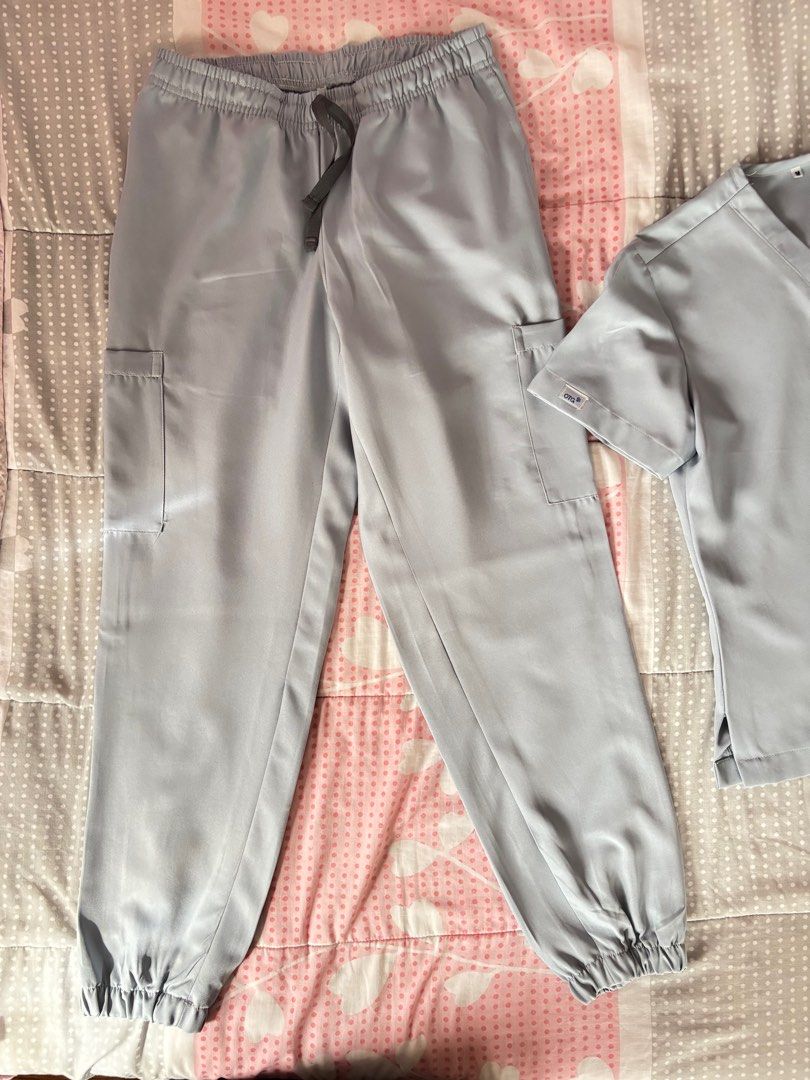 OTG Scrubs (M) (Category: Others Tops) located in Manila. Submitted by leablgr (Listing ID 1341094891, Image 2). Description: OTG SCRUBS Medium Stone gray (mukhang light blue) Peach twill **only selling as a set Worn less than 5x No marks/stains *3rd pic, color under the sun haha can’t capture real color inside room Prefer meet ups Las Piñas/Parañaque area RFS: Wrong size.