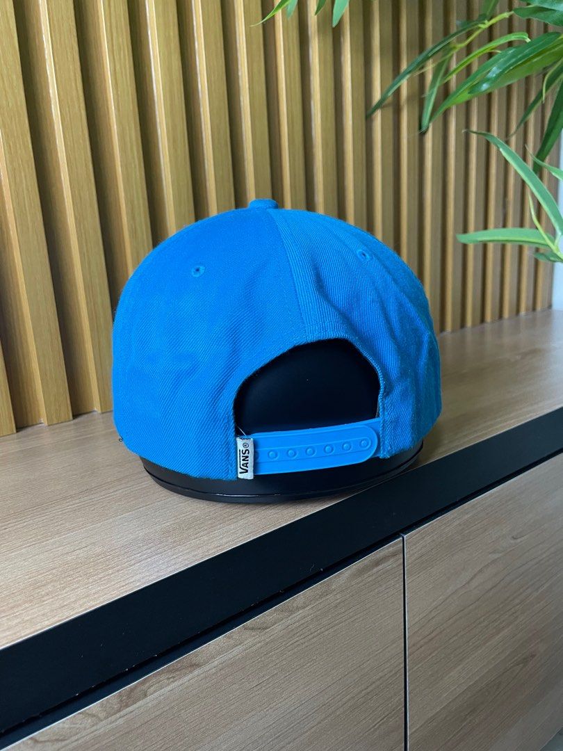 Vans Snapback Hat (Category: Cap & Hats) located in Bangi. Submitted by shopsustainable (Listing ID 1341217543, Image 2). Description: Good condition as per pic Adjustable snapback Adult OSFA (One Size Fits All) Postage +RM10 Will ship in a box 📦 Chat me up for more details 📥.