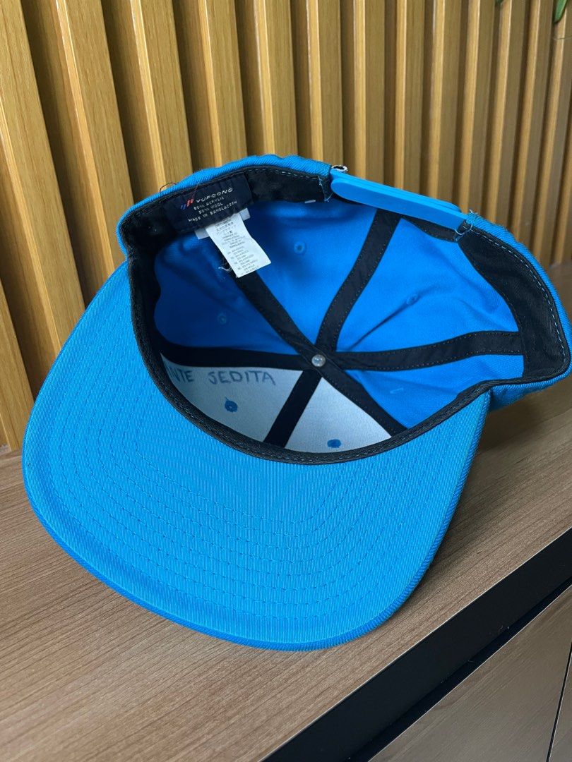 Vans Snapback Hat (Category: Cap & Hats) located in Bangi. Submitted by shopsustainable (Listing ID 1341217543, Image 3). Description: Good condition as per pic Adjustable snapback Adult OSFA (One Size Fits All) Postage +RM10 Will ship in a box 📦 Chat me up for more details 📥.