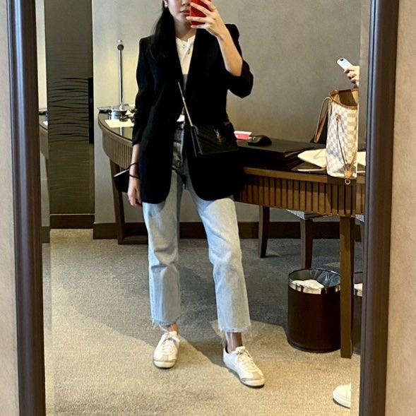 Zara Mid-Rise Straight Jeans (Category: Jeans) located in Caloocan City. Submitted by sbpklover (Listing ID 1341217703, Image 2). Description: • Authentic • Message for more photos • 10/10 condition • Best fits 32-34 EU.