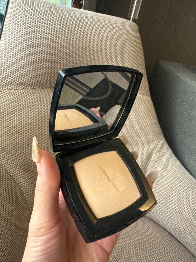 Auth Chanel Compact Powder (Category: Makeup) located in Taguig. Submitted by hersheykylie (Listing ID 1341412143, Image 2). Description: PRELOVED. Personal use. 100% Authentic Bought in Chanel Singapore 95% remaining left. Last price already Good as new RTP: 3k plus Same day delivery only busy moving out.🙏🏻 📍 BGC.