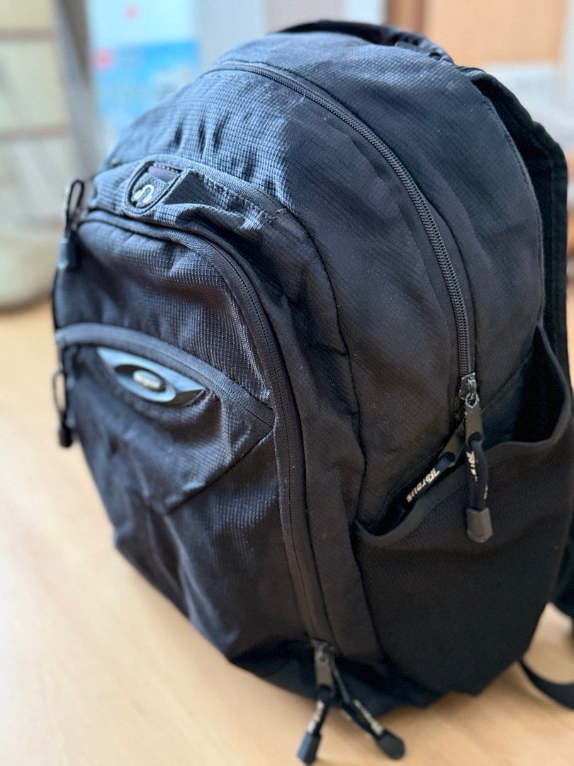 Backpack (Category: Backpacks) located in Singapore. Submitted by lilboss (Listing ID 1341273846, Image 3). Description: Black backpack Height 40cm , depth 18cm.
