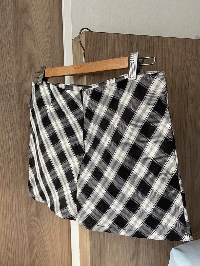 Checkered mini skort (Category: Skirts) located in Singapore. Submitted by gxvia (Listing ID 1341402913, Image 2). Description: Cute mini skort Worn once only .