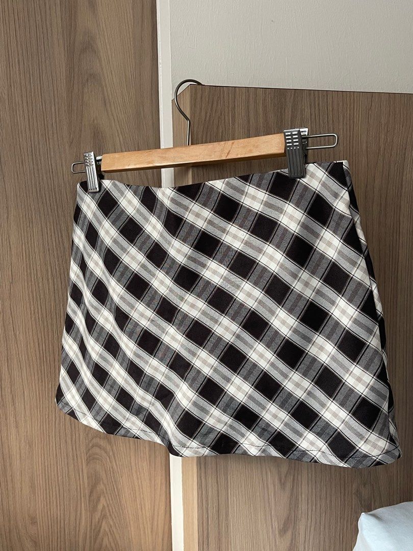 Checkered mini skort (Category: Skirts) located in Singapore. Submitted by gxvia (Listing ID 1341402913, Image 1). Description: Cute mini skort Worn once only .