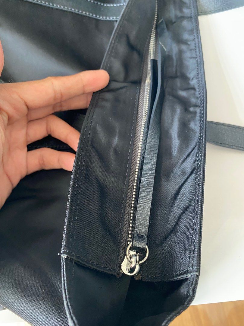 Coccinelle Tote bag (Category: Luxury Bags & Wallets) located in Urdaneta. Submitted by theoldmanstore (Listing ID 1341288087, Image 2). Description: .