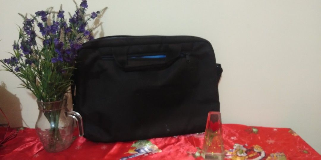 Dell Laptop Bag / Shoulder Bag (Category: Laptops & Notebooks) located in Pasig City. Submitted by castlecrest (Listing ID 1341310923, Image 1). Description: Hand bag / Sling Bag / Laptop Bag / Shoulder Bag /Laptop Pouch Fits laptop, tablets. With pockets 59 pesos only Meetup : Uptown Mall Taguig.