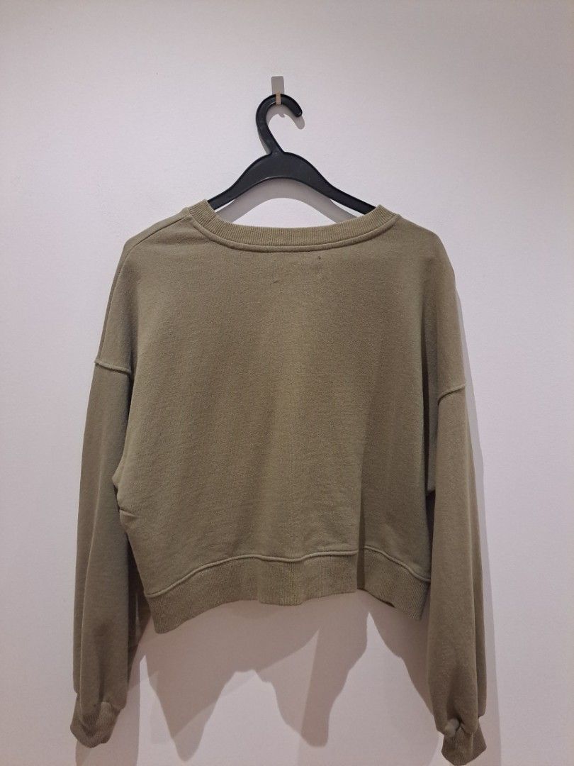Pull & Bear Sweater (Category: Other Tops) located in Singapore. Submitted by sputnikworld (Listing ID 1341233713, Image 2). Description: Brand new Pull & Bear Sweater.