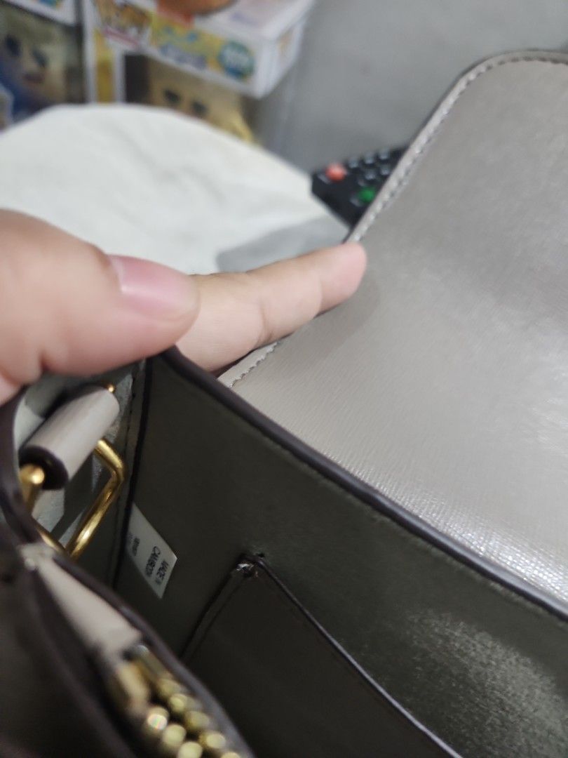 Tory Burch (Category: Luxury Bags & Wallets) located in Quezon City. Submitted by JFSCloset (Listing ID 1334087658, Image 3). Description: 📍SALE📍 NGA Bought from seller selling korean preloved bags With dustbag No flaw Rfs: decluttering, too many bags.