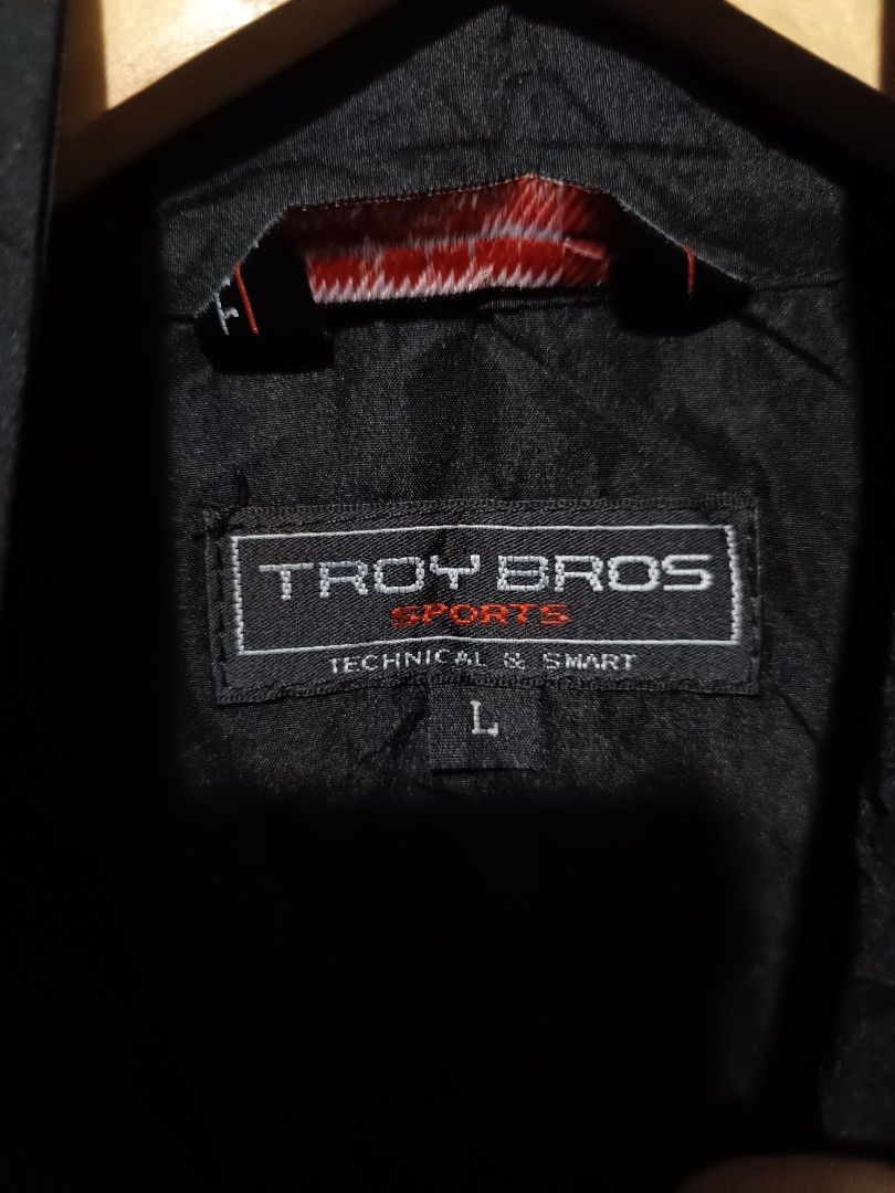 Troy Bros Sports Chaleco Vest (Category: Vests) located in Imus. Submitted by thrift.maulas (Listing ID 1341361201, Image 2). Description: Like New Condition Dimes 21x26.5 Issue X Color Rate 9.5/10.