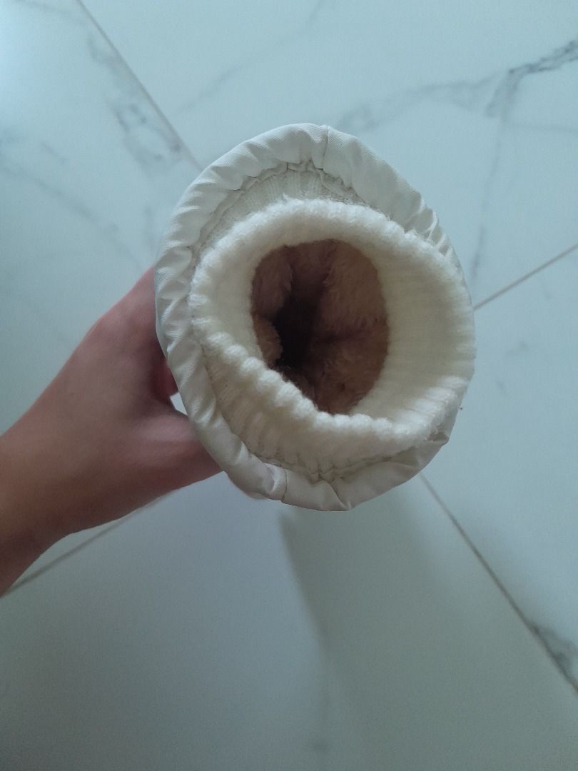 Winter gloves (Category: Babies & Kids Fashion) located in Singapore. Submitted by lecoq76 (Listing ID 1341268607, Image 2). Description: Used once, gloves in very good condition Has fur inside to keep hands warm - can be used to play with snow 26cm in length .