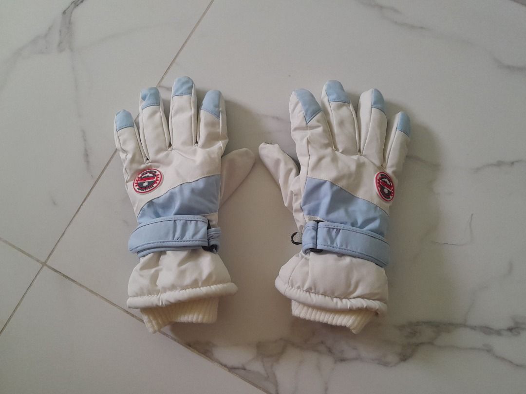 Winter gloves (Category: Babies & Kids Fashion) located in Singapore. Submitted by lecoq76 (Listing ID 1341268607, Image 1). Description: Used once, gloves in very good condition Has fur inside to keep hands warm - can be used to play with snow 26cm in length .