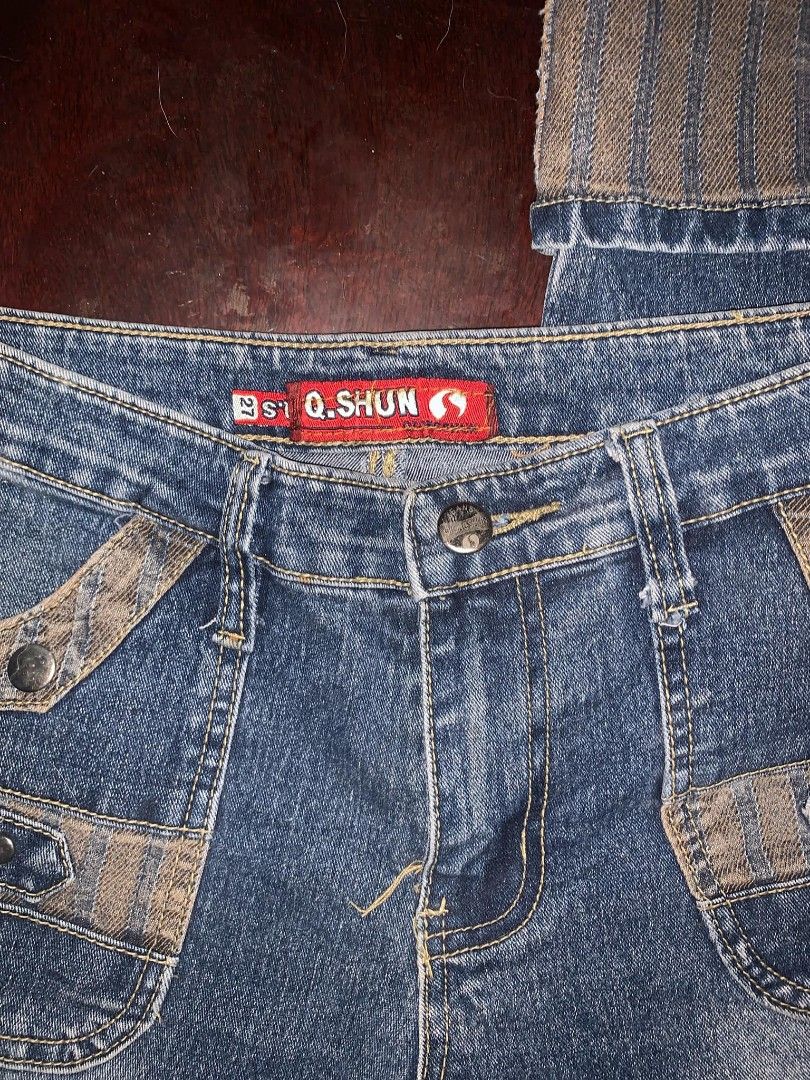 Y2k denim pants (Category: Jeans) located in Caloocan City. Submitted by hellnahhh (Listing ID 1341393138, Image 3). Description: fit 26-27 y2k vintage nice quality capri.