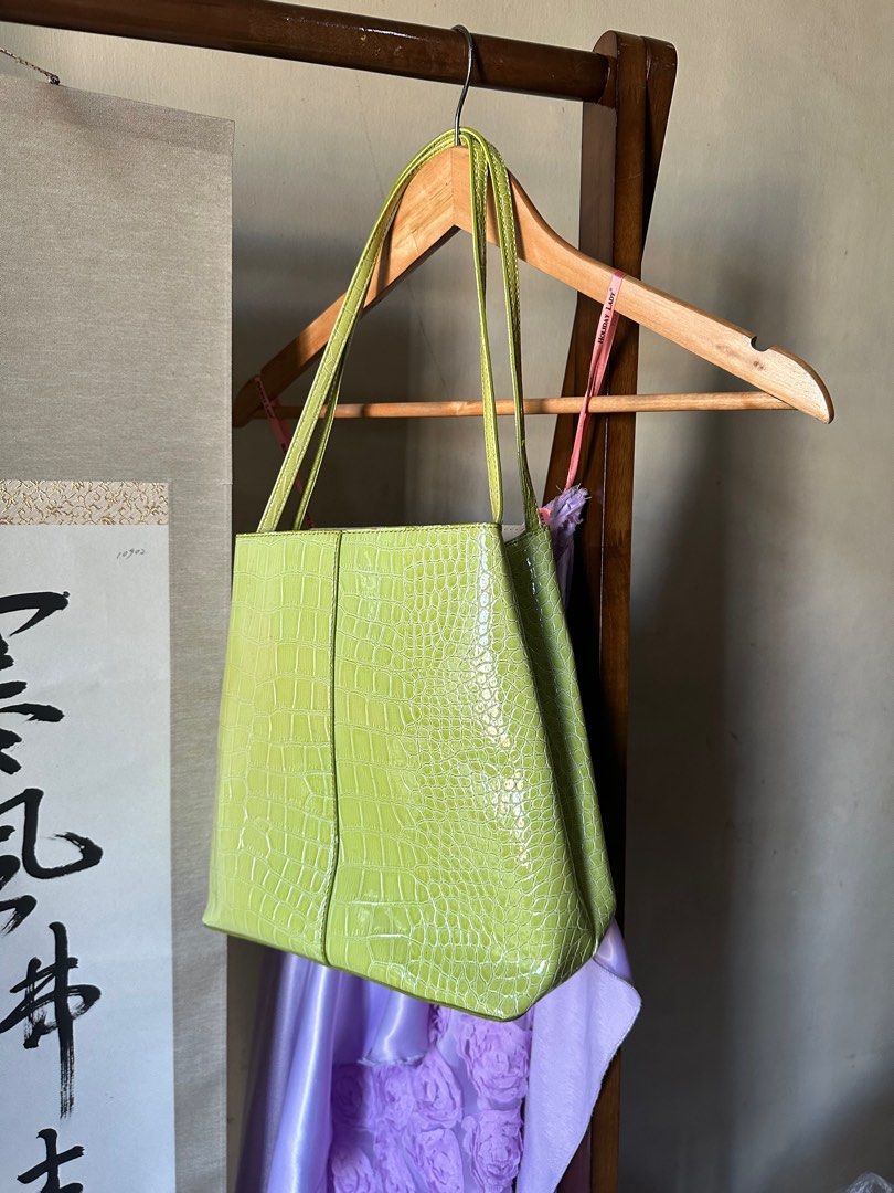 🇯🇵 Lime Green Tote Bag (Category: Luxury Bags & Wallets) located in Makati City. Submitted by japanfindsphbyrob (Listing ID 1341497621, Image 2). Description: Flaws medyo madumi ung lining sa loob.