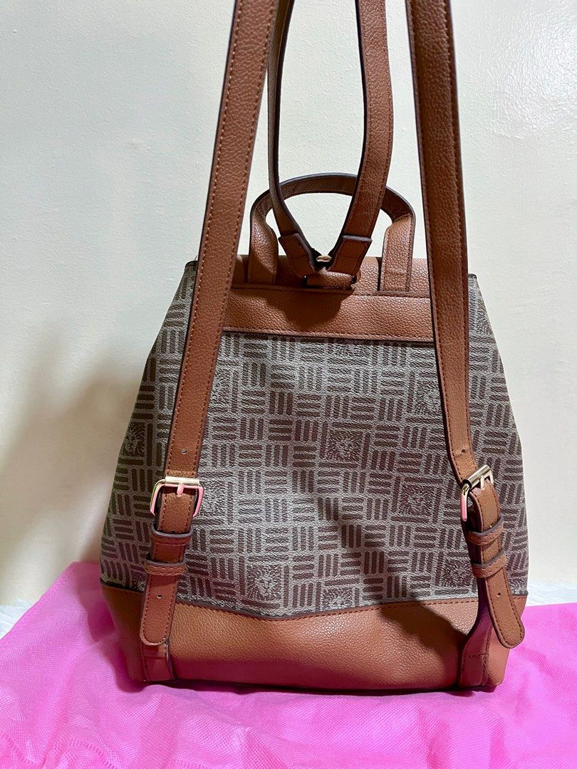 ANNE KLEIN Logo Flap Backpack with Card Carrier (Category: Backpacks) located in Morong. Submitted by kyrosscradle (Listing ID 1341512793, Image 3). Description: ANNE KLEIN Logo Flap Backpack with Card Carrier 🧡 Condition: - 100% Authentic - preloved, lightly used, with minimal flaw (may small cracked na lining sa may upper part ng strap (see photo na lang please) 🧡 Features: - Medium-sized backpack - Made with faux leather, polyester lining - 
