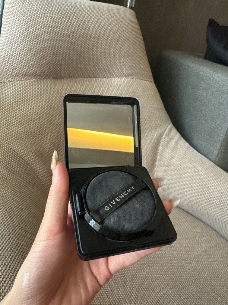 Auth Givenchy Le Soin Noir Protection UV SPF 40 PA+++ (Category: Makeup) located in Taguig. Submitted by hersheykylie (Listing ID 1341412622, Image 2). Description: PRELOVED. Personal use. 100% Authentic Bought in Givenchy Japan. 90% remaining left. Last price already Good as new RTP: 3k plus Same day delivery only busy moving out.🙏🏻 📍 BGC.