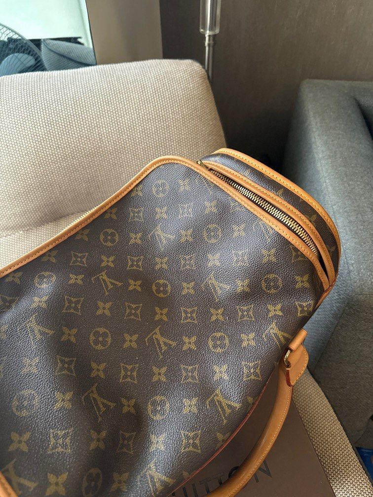 Auth Louis Vuitton Monogram Dog/ Pet Bag (Category: Luxury Bags & Wallets) located in Taguig. Submitted by hersheykylie (Listing ID 1341427084, Image 2). Description: LIKE NEW! Never been used Never nailabas or nagamit ng dog ko. 100% Authentic. Na-stored lang My minimal flaw not sure sa kung normal sa leather ni LV. Please see photo. Binebenta sa ebay ng 200k + shipping Still nego sa sure buyer Lowballers will be ignored Meetup only in BGC para 