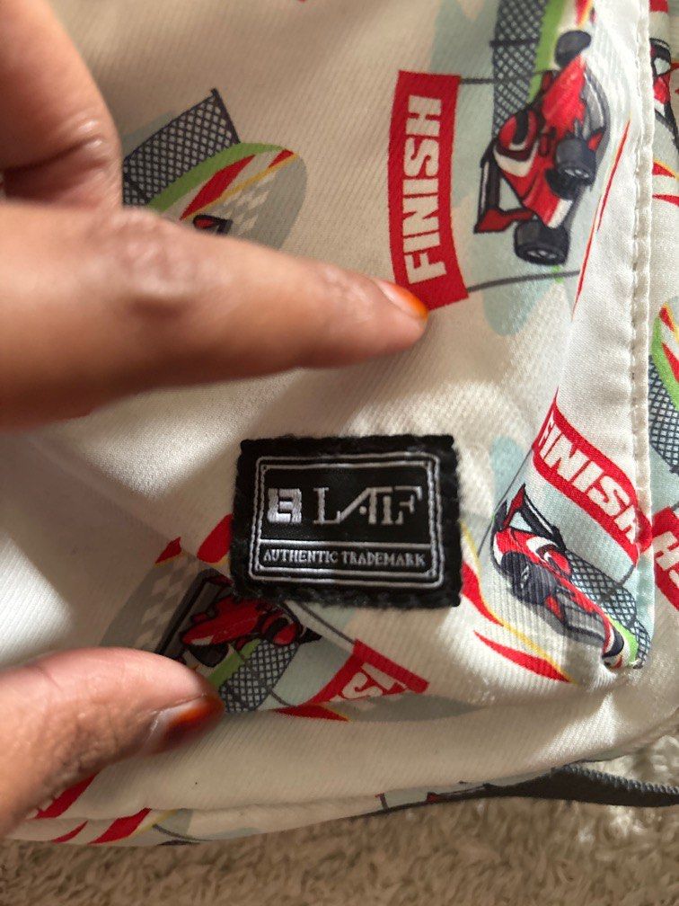 Backpack (Category: Backpacks) located in Singapore. Submitted by lovesellnbuy (Listing ID 1341452961, Image 3). Description: Like new.. for toddlers .