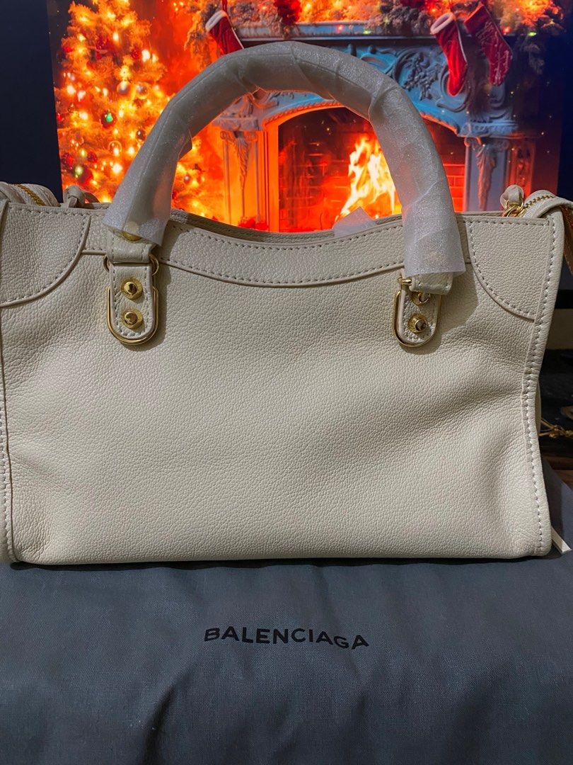 Balen City Small in GHW (Category: Cross-body Bags) located in Makati City. Submitted by secondlyf (Listing ID 1341448608, Image 2). Description: In genuine goat leather very soft Hand stitched Cream beige color Small size Gold hardware.