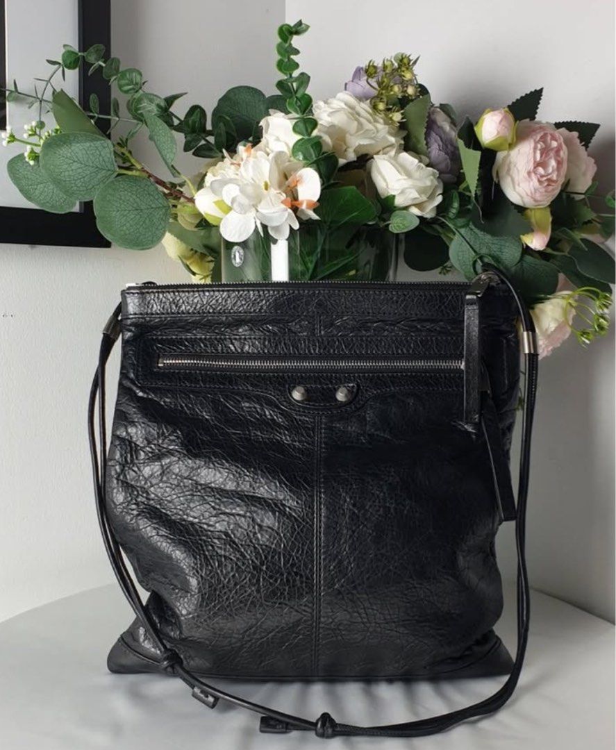 Balen messenger (Category: Luxury Bags & Wallets) located in Santa Ana. Submitted by astonandariana (Listing ID 1341456720, Image 1). Description: .