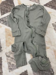 (Category: ) located in . Submitted by wardrobeandco (Listing ID 1341526765, Image 1). Description: .