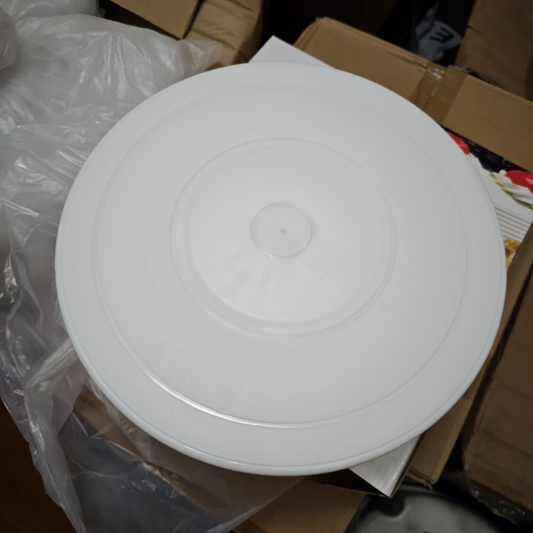 Cake rotating table for baking (Category: Bakeware) located in Manila. Submitted by chocomoose (Listing ID 1341468469, Image 2). Description: never used.
