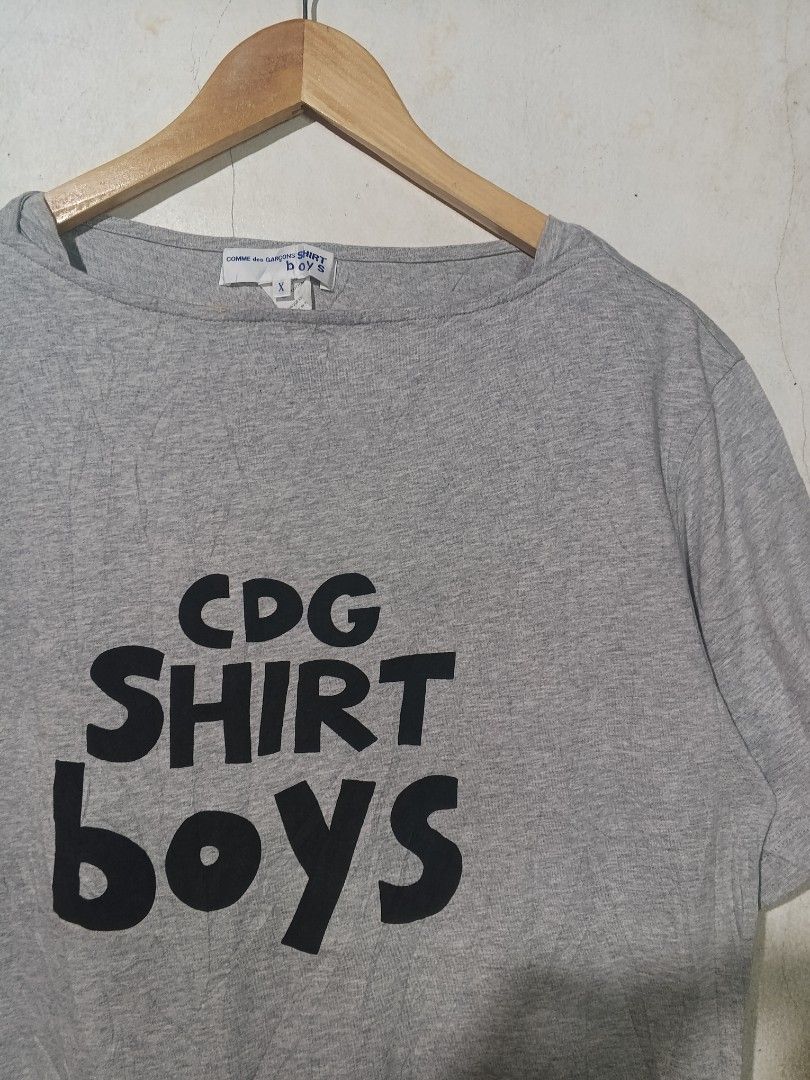 COMME des GARÇONS SHIRT BOYS (Authentic) (Category: Shirts) located in Malasiqui. Submitted by drie_findss (Listing ID 1341548064, Image 2). Description: COMME des GARÇONS SHIRT BOYS (Authentic) ______________________ Size: X on tag fit to M-L (Measured by INCHES) Width: 20.5 Length: 28 Condition: Good Color Rate: 9.5/10 Issue: none "Colors may vary due to lightning" "Swipe to see more details of piece and appreciate♥️" _______________________.