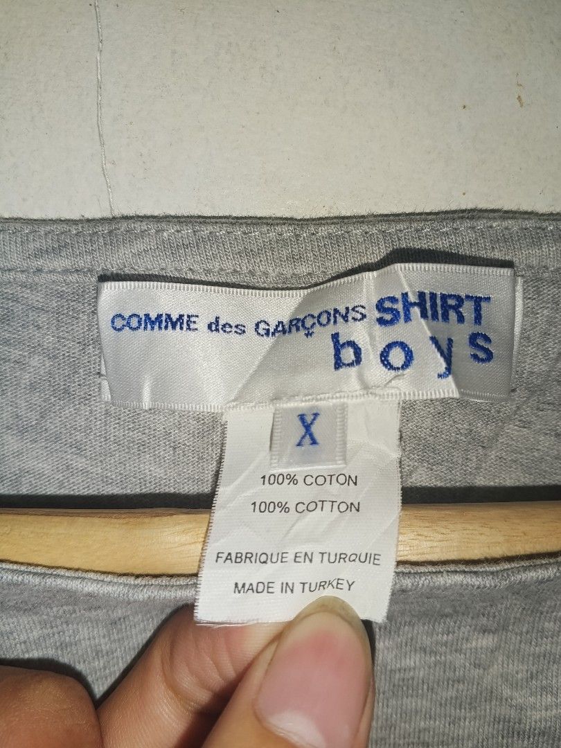 COMME des GARÇONS SHIRT BOYS (Authentic) (Category: Shirts) located in Malasiqui. Submitted by drie_findss (Listing ID 1341548064, Image 3). Description: COMME des GARÇONS SHIRT BOYS (Authentic) ______________________ Size: X on tag fit to M-L (Measured by INCHES) Width: 20.5 Length: 28 Condition: Good Color Rate: 9.5/10 Issue: none "Colors may vary due to lightning" "Swipe to see more details of piece and appreciate♥️" _______________________.