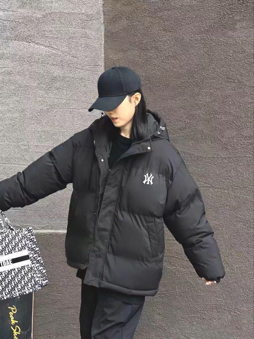 Down jacket (Category: Coats, Jackets and Outerwear) located in Singapore. Submitted by alice4405 (Listing ID 1341456354, Image 3). Description: L size for men and women meet up boonlay mrt.