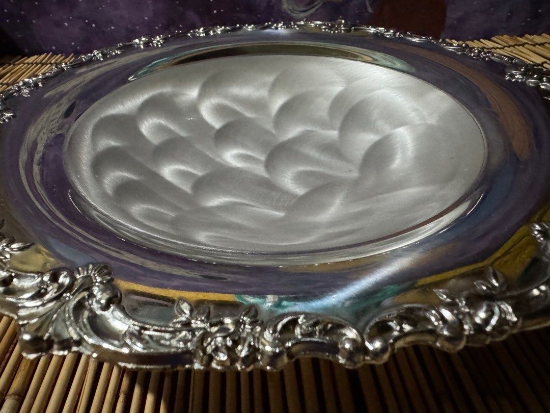 Footed Stainless Tray (Category: Other Kitchenware & Tableware) located in San Pedro. Submitted by fieldofgold19 (Listing ID 1341582262, Image 2). Description: height- ~4 cm length- ~23.5 cm Note: w/ old box; unused .