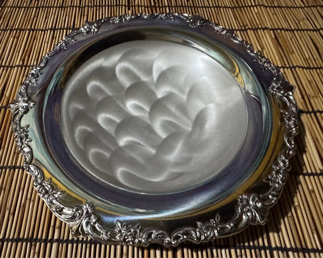 Footed Stainless Tray (Category: Other Kitchenware & Tableware) located in San Pedro. Submitted by fieldofgold19 (Listing ID 1341582262, Image 1). Description: height- ~4 cm length- ~23.5 cm Note: w/ old box; unused .