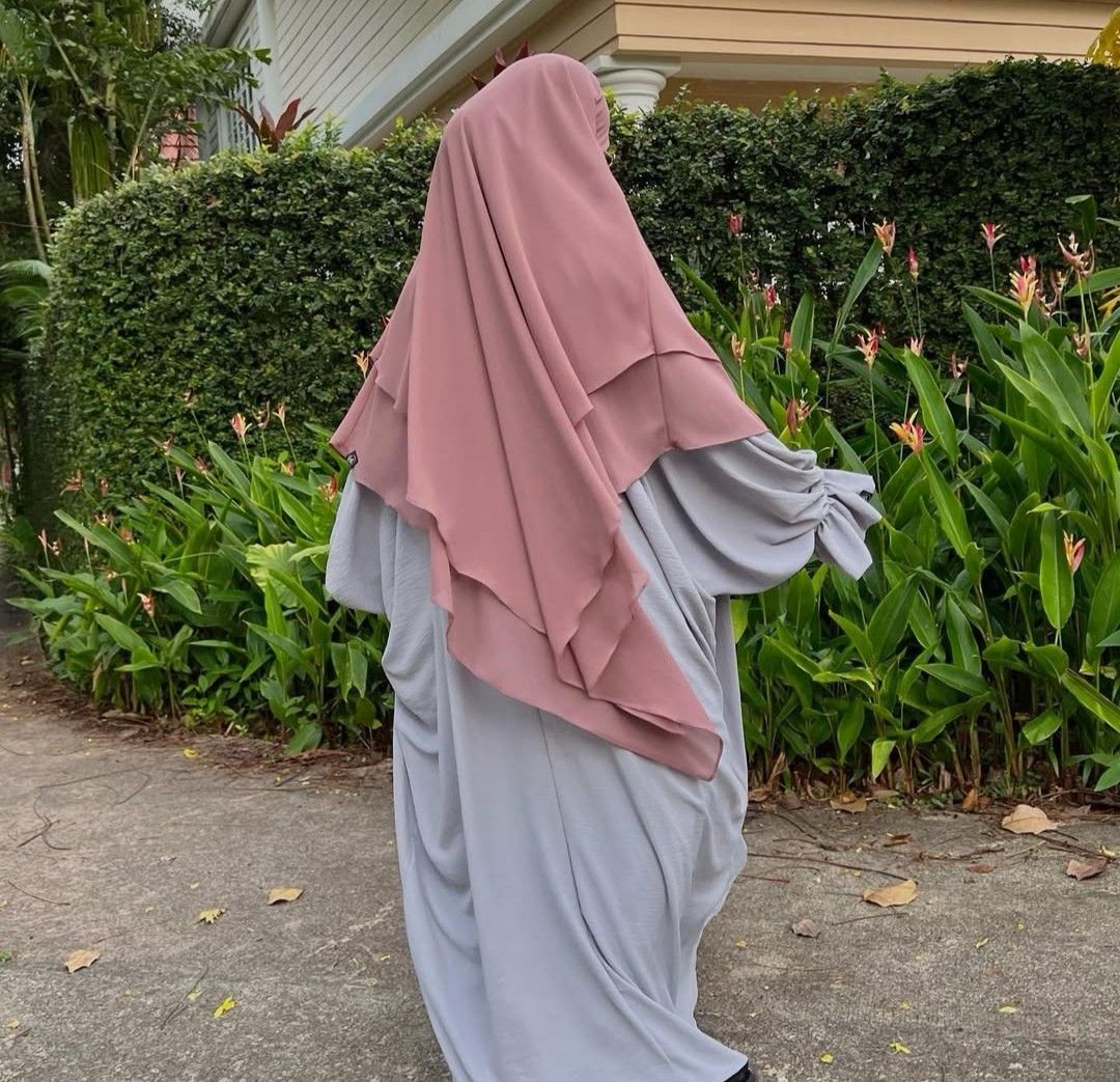 Khimars (Category: Hijabs) located in Singapore. Submitted by nabeautss (Listing ID 1341502290, Image 4). Description: Brand New as I have tooooo many Khimars but I only wear my favourite one (1 or 2 types) every single time I go out ahaha. Didn't manage to even wear these at all. 1 or 2 are still in the packaging while the rest the plastic are worn off as I stored in the bag for quite long. But Khimars aren't being touched AT ALL. 🤣 Got 4 diffe