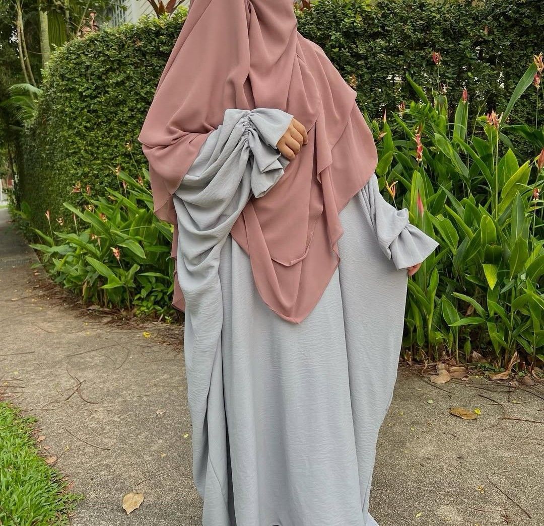 Khimars (Category: Hijabs) located in Singapore. Submitted by nabeautss (Listing ID 1341502290, Image 3). Description: Brand New as I have tooooo many Khimars but I only wear my favourite one (1 or 2 types) every single time I go out ahaha. Didn't manage to even wear these at all. 1 or 2 are still in the packaging while the rest the plastic are worn off as I stored in the bag for quite long. But Khimars aren't being touched AT ALL. 🤣 Got 4 diffe