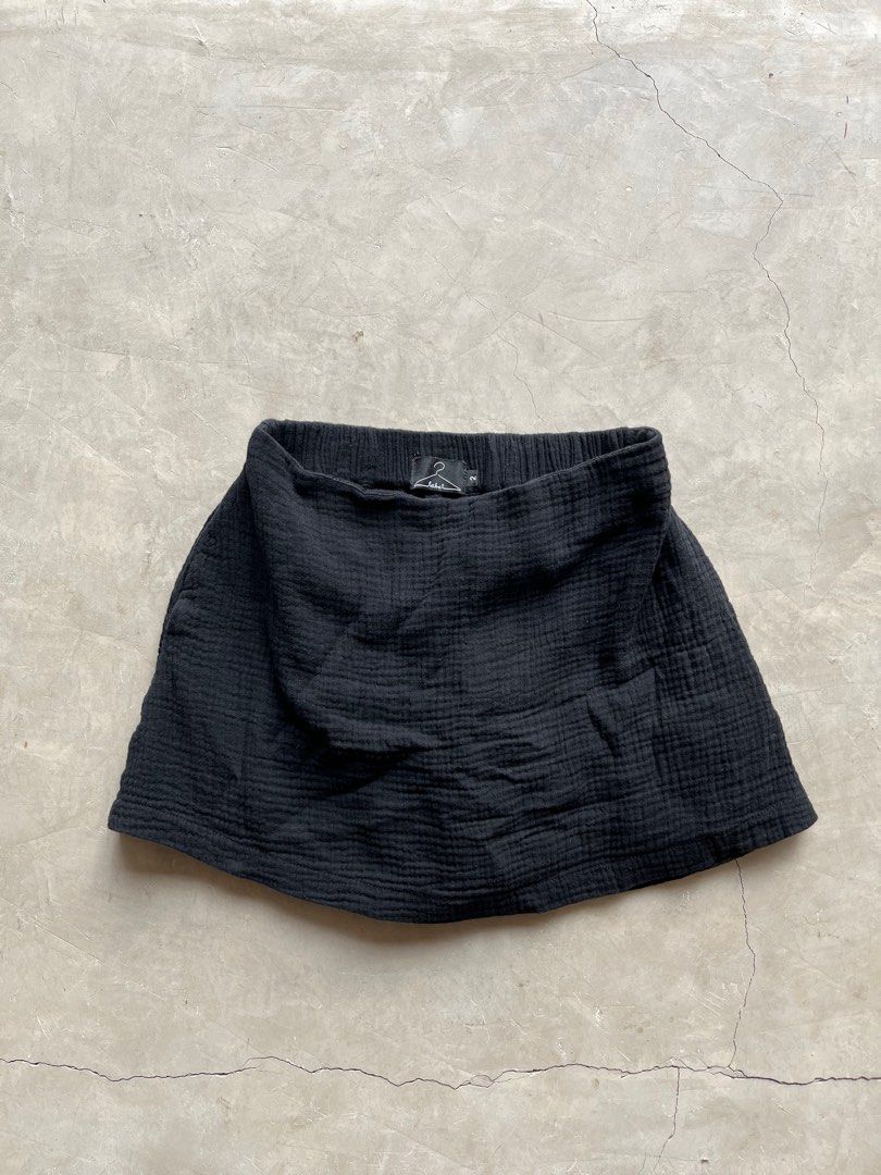 Label Manila Skorts (Category: Skirts) located in San Juan, La Union. Submitted by summer_declutter (Listing ID 1341491578, Image 3). Description: Label Manila skort in black Garter waist Fits small to medium.