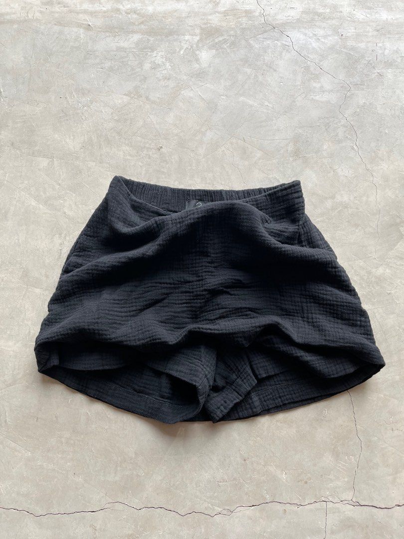 Label Manila Skorts (Category: Skirts) located in San Juan, La Union. Submitted by summer_declutter (Listing ID 1341491578, Image 2). Description: Label Manila skort in black Garter waist Fits small to medium.