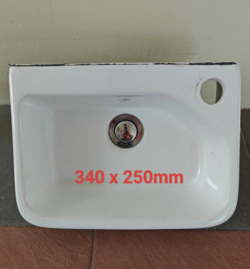 Mini Basing (Category: Bathroom & Kitchen Fixtures) located in Singapore. Submitted by alvinqym (Listing ID 1341463707, Image 1). Description: Mini Basing with pop up waste 340 x 250mm Self collect from Sengkang area.